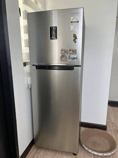 Samsung Top-Mount Refrigerator with Water Dispenser